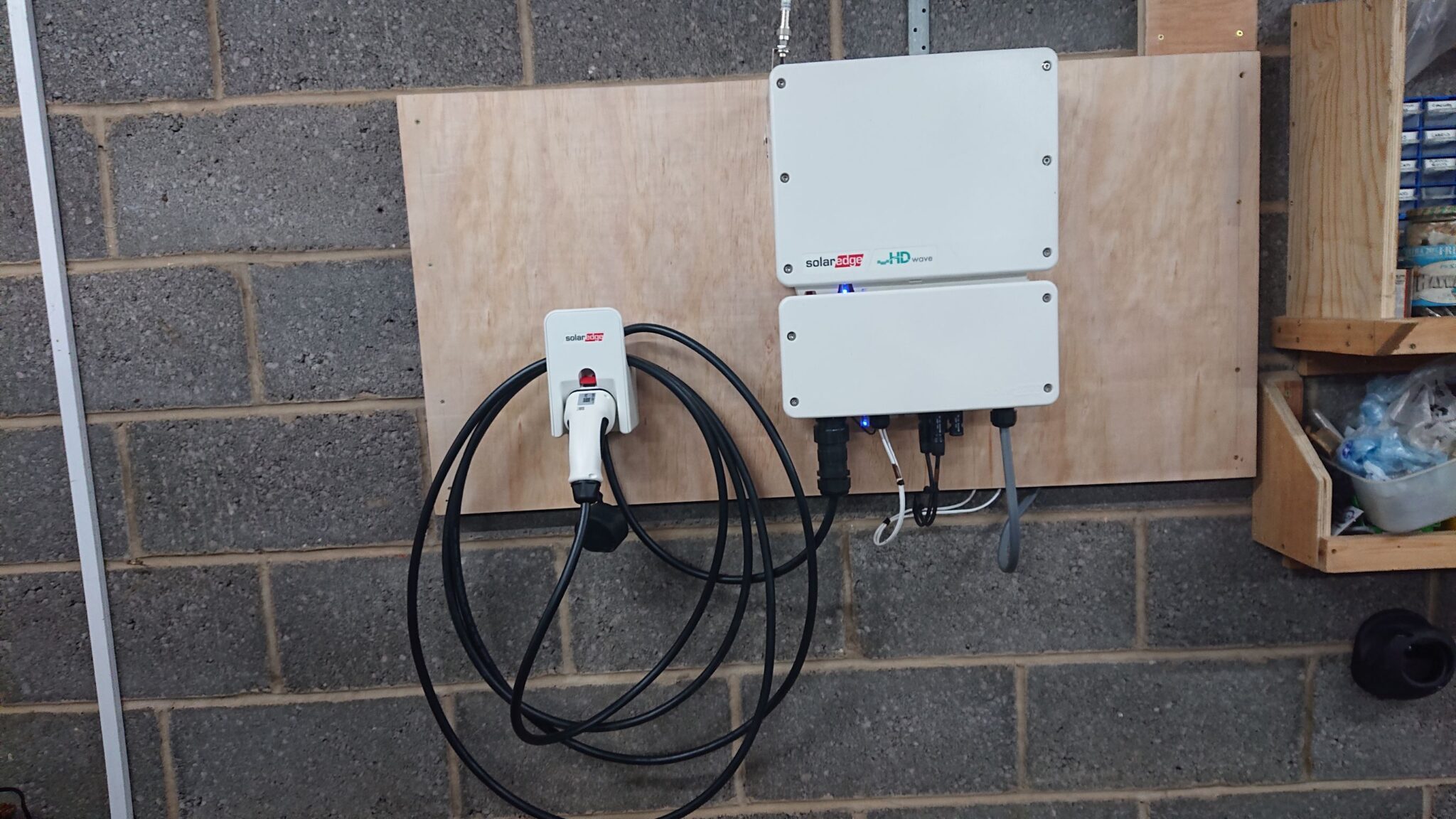 Solaredge SE6000H Inverter/EV Charger 2022, Nick Home charging unit