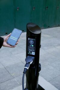Connected Kerb launches new game-changing public charging point across UK