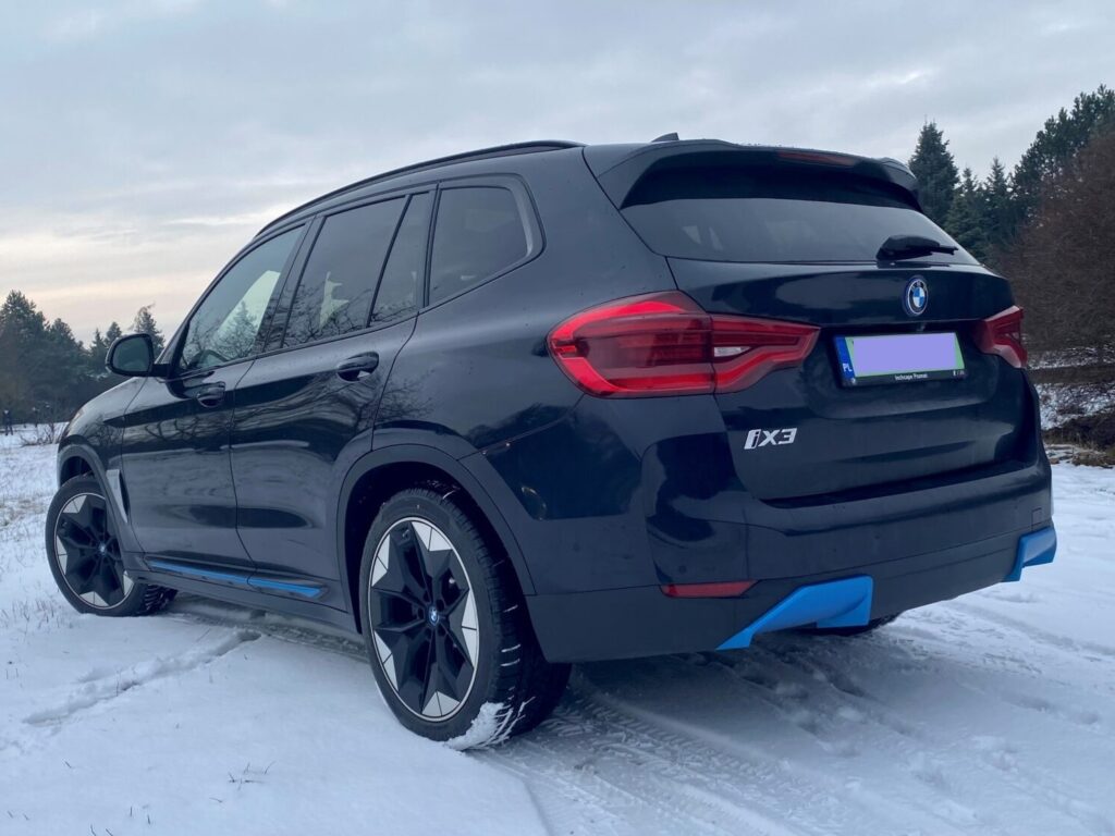 shamut's BMW iX3 2021 in the snow.