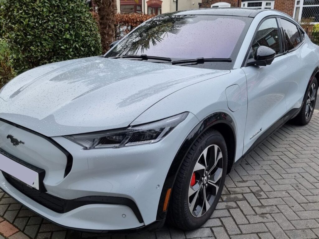 A Mustang Mach-E Extended Range AWD 2022 parked on a driveway
