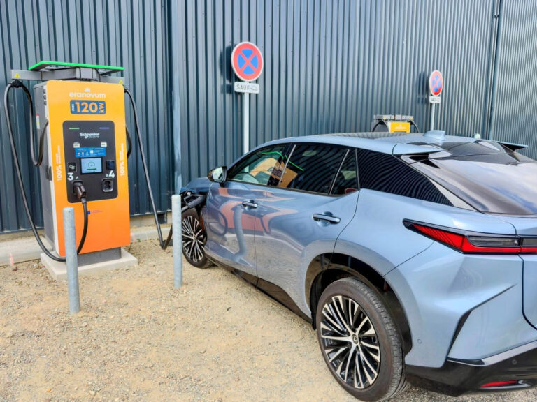 John's Lexus RZ 450e Takumi 4x4 74kWh 2025 charging using an eranovum public charger 150kW