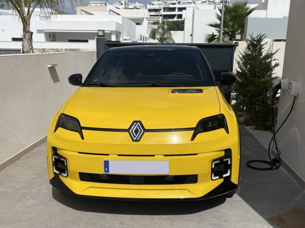 A Renault 5 E-Tech home charging in the Spanish sun