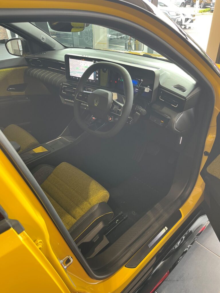 The driver's position, steering wheel and dashboard of a Renault 5 E-Tech